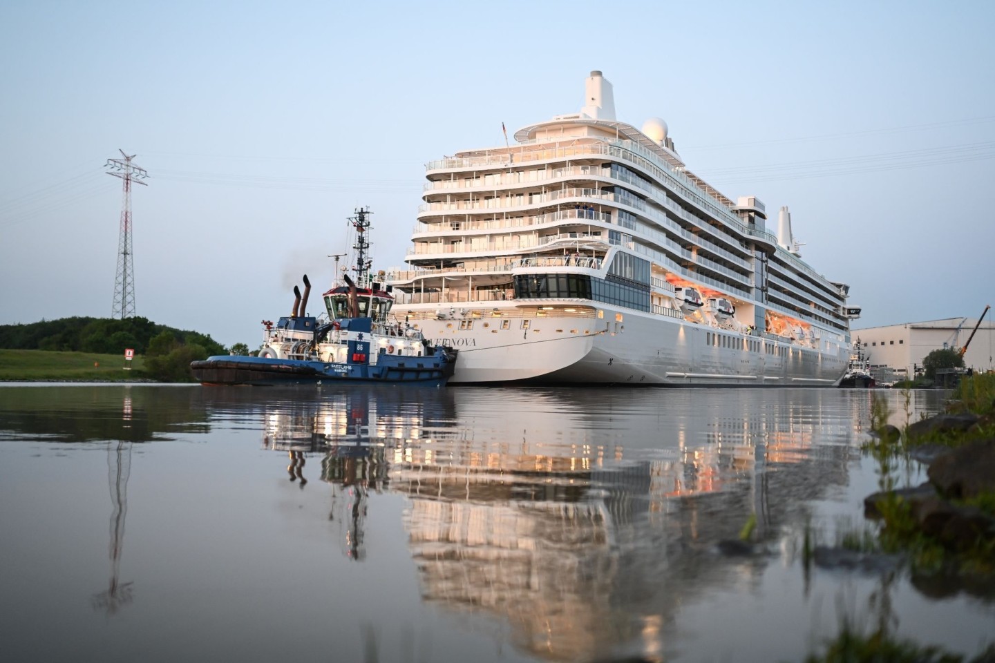 Das neue Kreuzfahrtschiff «Silver Nova» hat die Meyer-Werft verlassen und ist auf der Ems unterwegs.