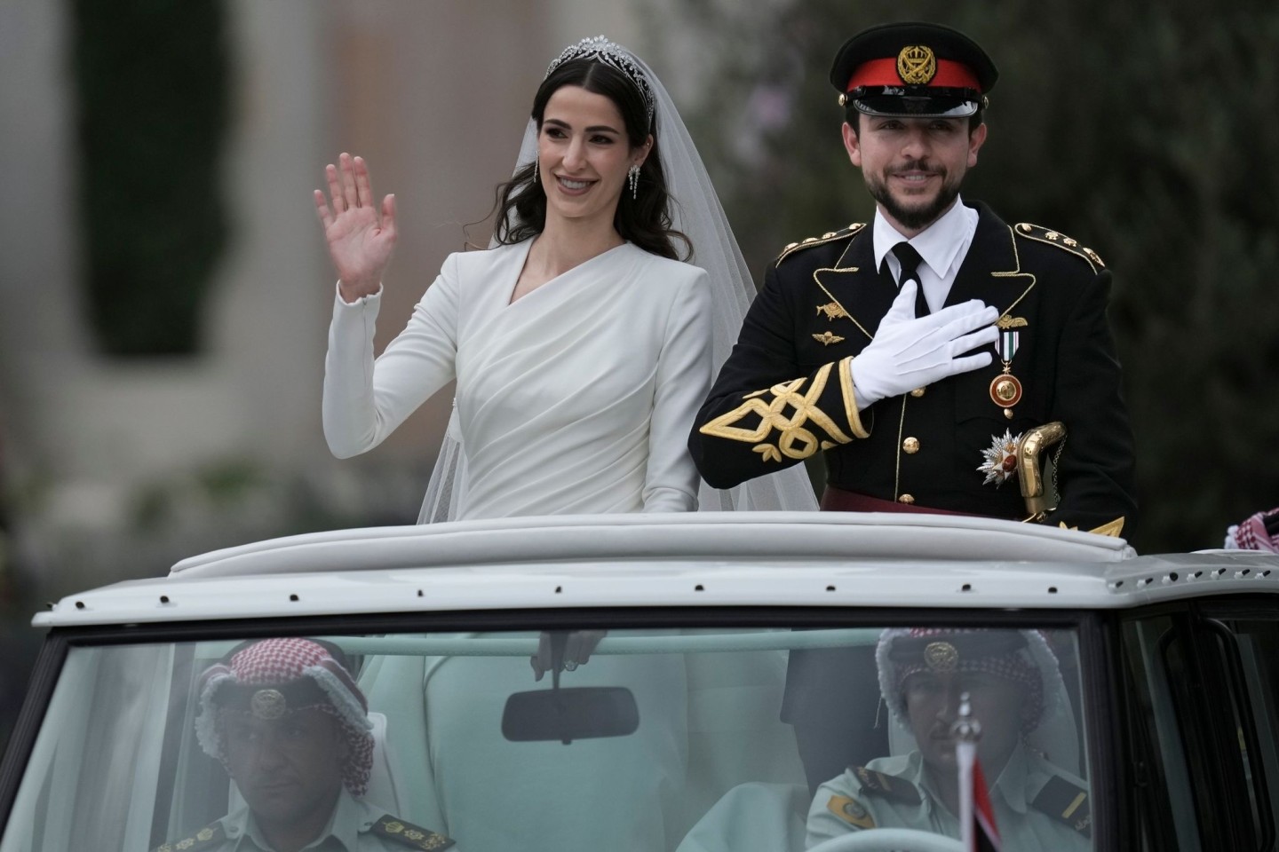 Das glückliche Brautpaar: Kronprinz Hussein bin Abdullah und Radschwa Al Saif fahren in einem offenen Wagen durch Amman.