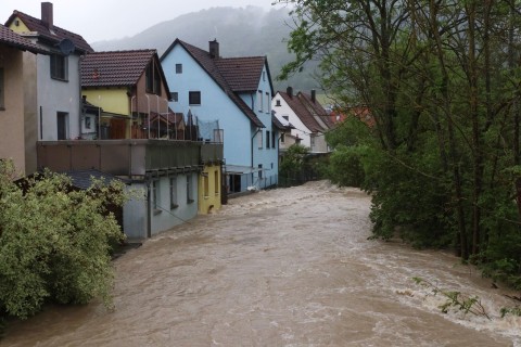 Lage zugespitzt: Menschen aus überfluteten Häusern gerettet