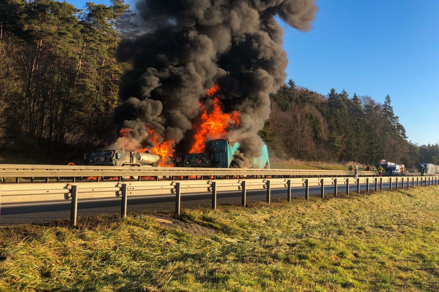 Mehrere Lastwagen stehen auf der Autobahn 3 bei Parsberg in Flammen. Zuvor war ein Lastwagen in einen Konvoi von US-Militärfahrzeugen gefahren.
