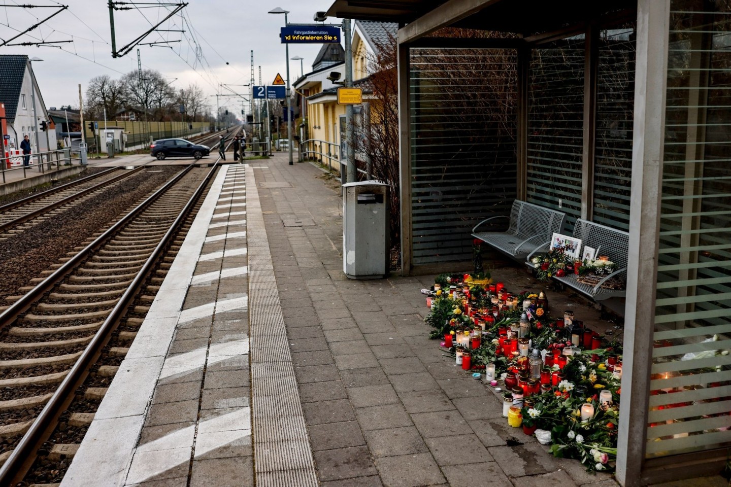 Blumen und Kerzen am Bahnhof von Brokstedt im Gedenken an die Opfer der Messerattacke.