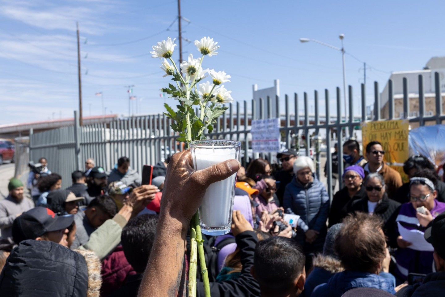 Menschen trauern vor der Sammelstelle für festgenommene Migranten in Ciudad Juárez, wo bei einem Brand mehrere Menschen ums Leben gekommen waren.