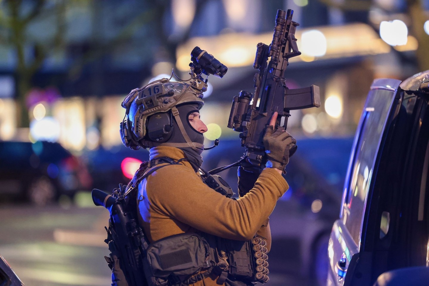Ein schwer bewaffneter Polizist ist in Berlin-Charlottenburg im Einsatz.