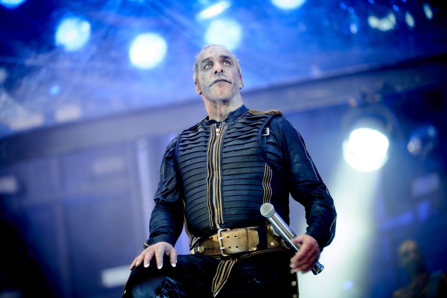 Till Lindemann, der Sänger der Band Rammstein, steht bei einem Konzert in Hamburg im Juni 2022 auf der Bühne.