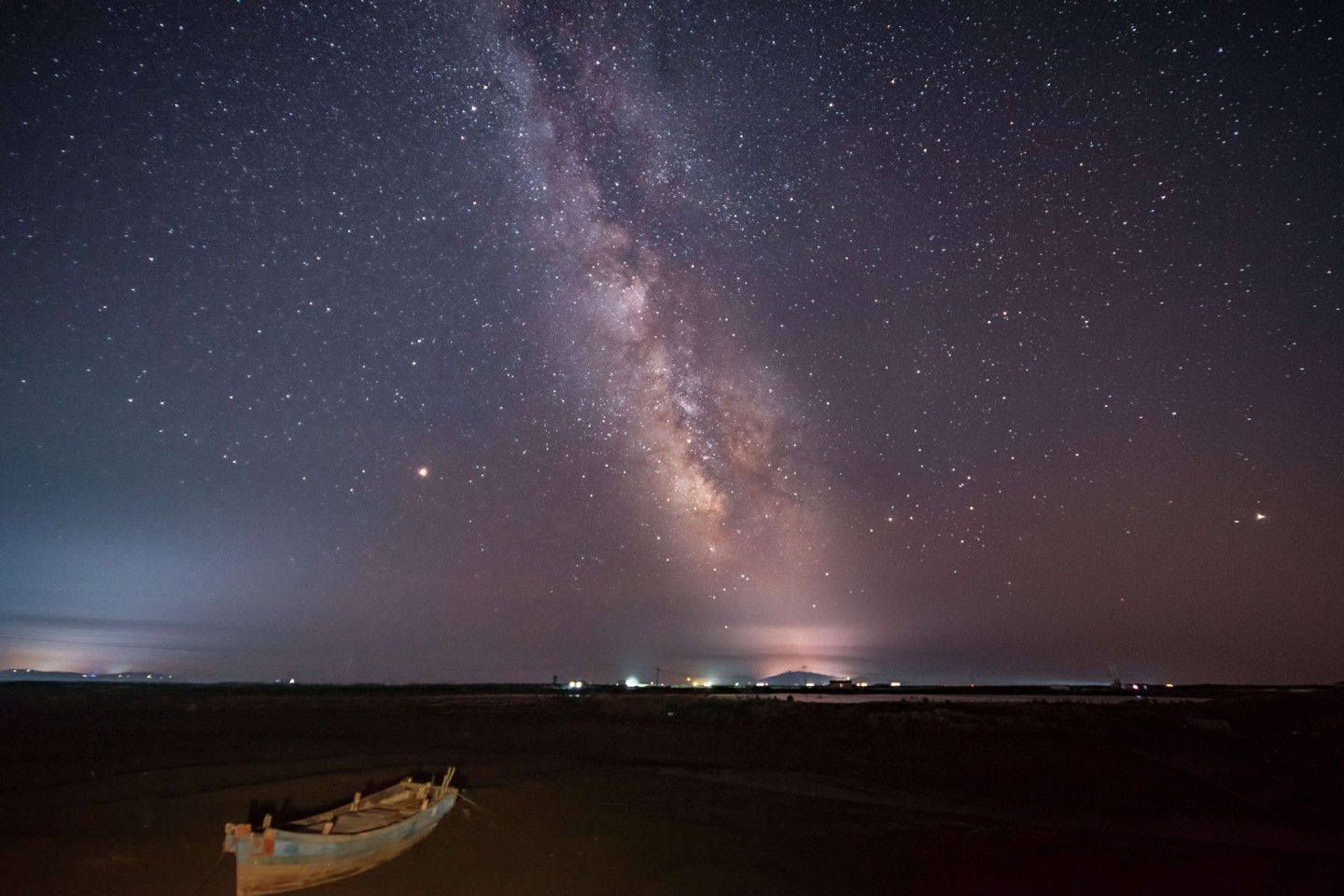 In einer sternenklaren Nacht ist die Milchstraße über der nordostchinesischen Provinz Liaoning zu sehen.