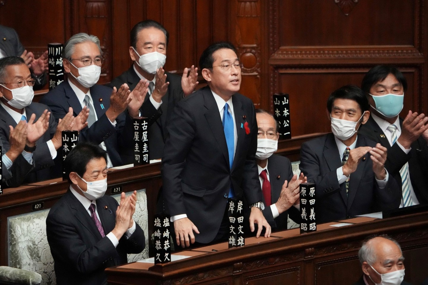 Fumio Kishida (M) nach seiner Wahl im Unterhaus.