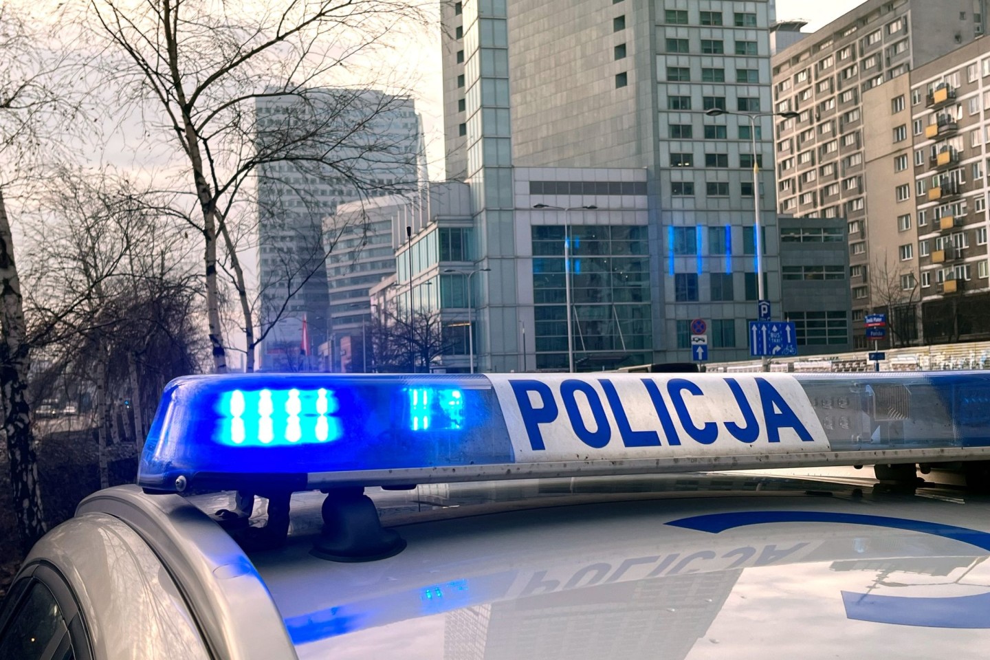 Die Polizei in Polen hat drei Männer festgenommen, die jahrelang Lkw während der Fahrt ausräumten.