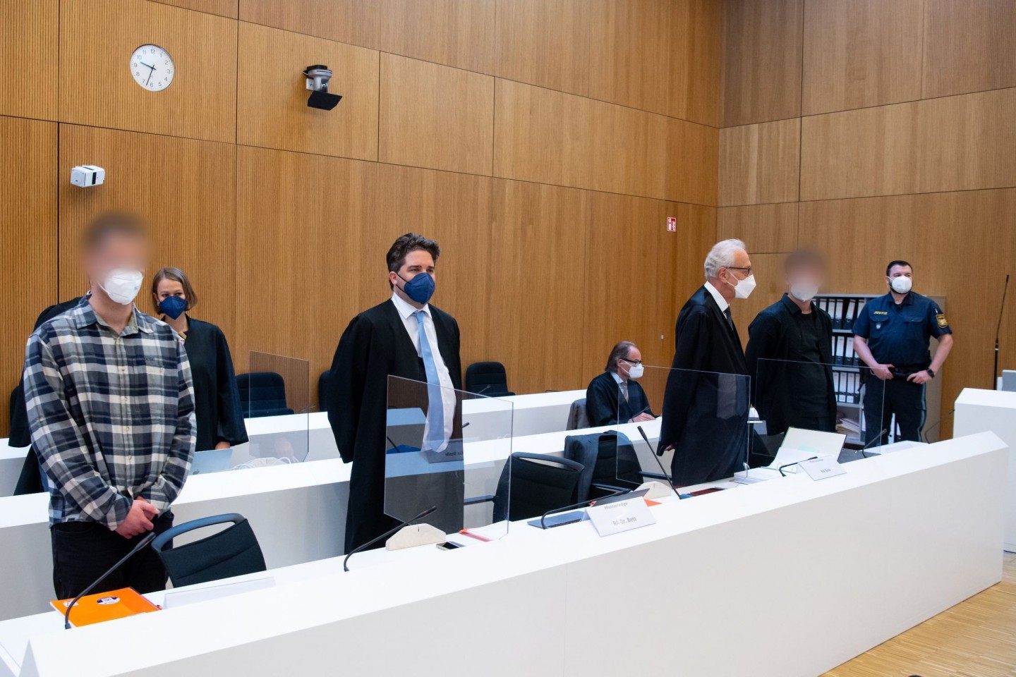 Im Prozess um den mutmaßlichen Dreifachmord in Starnberg erhebt die Verteidigung eines der beiden Angeklagten Foltervorwürfe gegen die Ermittler.