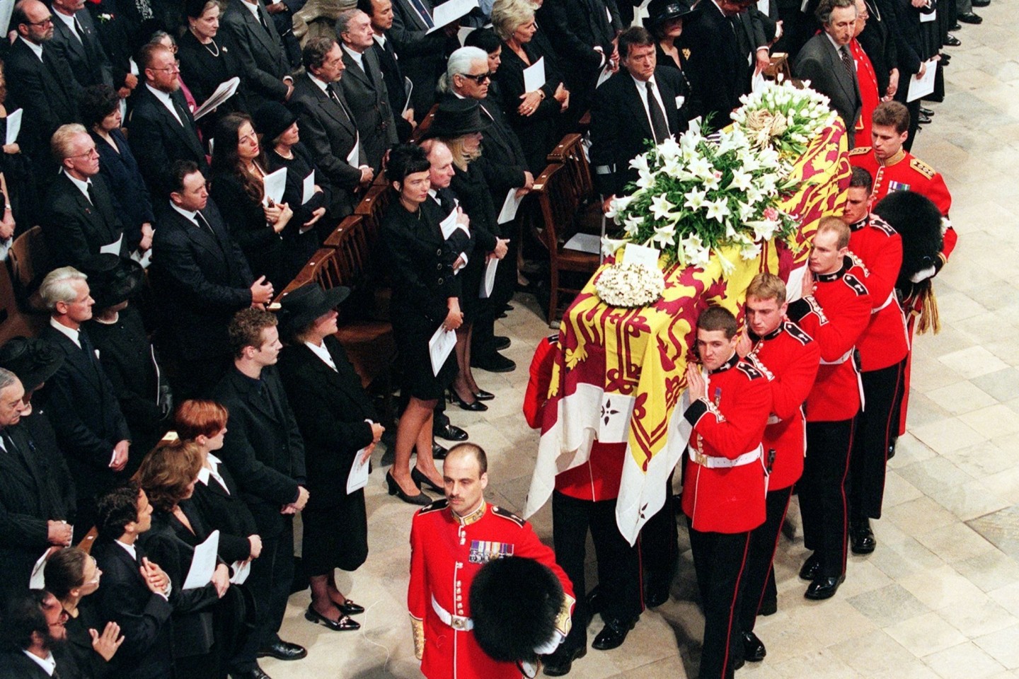 Welsh Guards tragen den in die königliche Standarte gehüllte Sarg von Diana, Prinzessin von Wales.
