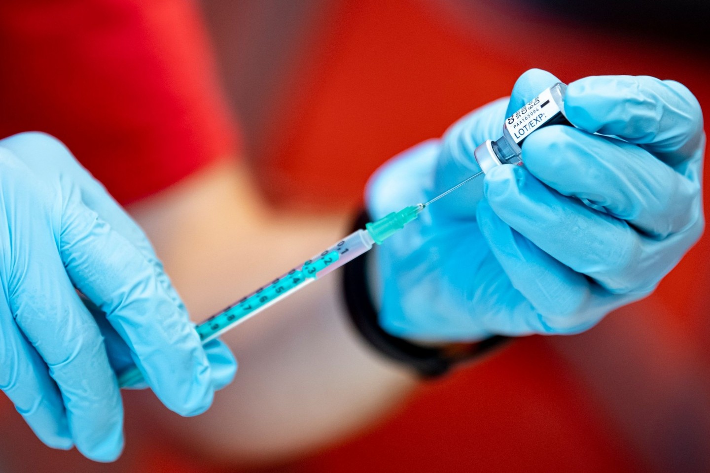In Deutschland sind nach Angaben des Robert Koch-Instituts mittlerweile 50,9 Prozent der Gesamtbevölkerung vollständig gegen das Coronavirus geimpft.