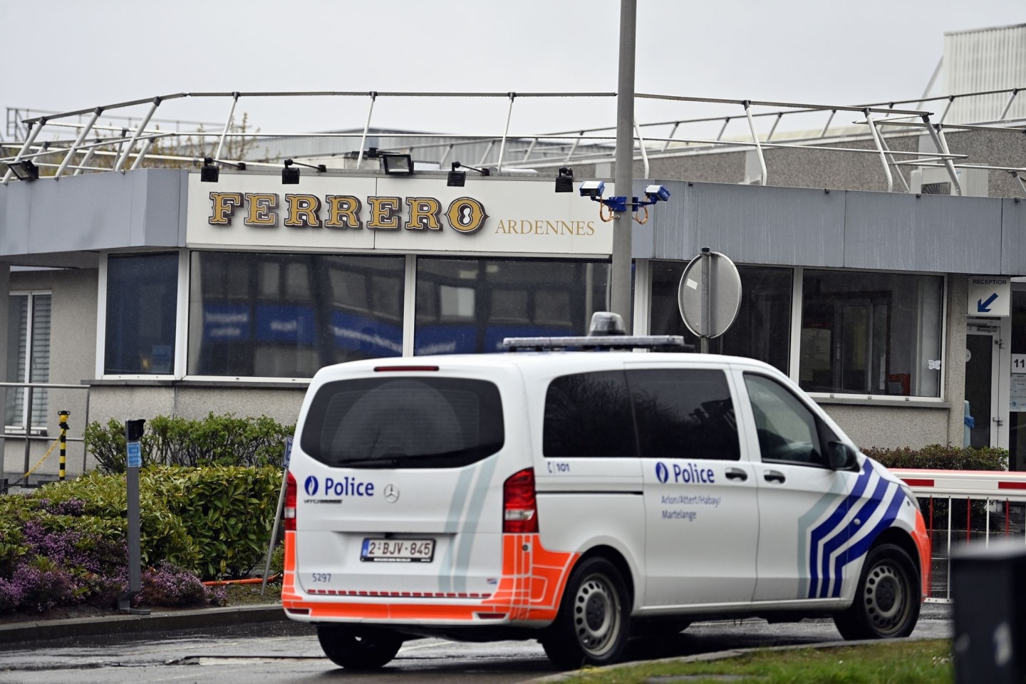 Ein Polizeifahrzeug steht vor der Ferrero-Fabrik im belgischen Arlon. Schon seit Monaten wusste der Konzern von einem Salmonellen-Problem an diesem Standort.