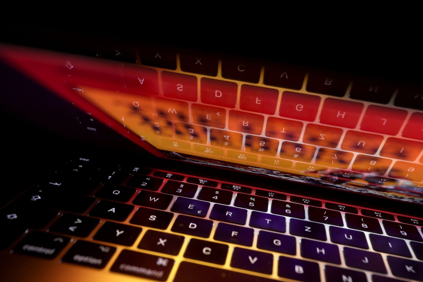 Die Tastatur eines Laptops spiegelt sich im Bildschirm: Nach jahrelangen Ermittlungen zu millionenschwerem Anlagebetrug im Internet ist Fahndern ein großer Schlag gelungen.