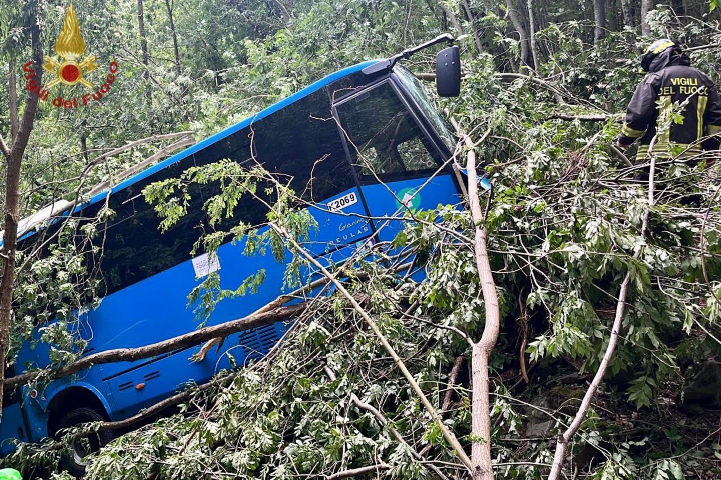 Bei einem Busunfall in Italien sind mindestens drei Menschen verletzt worden.