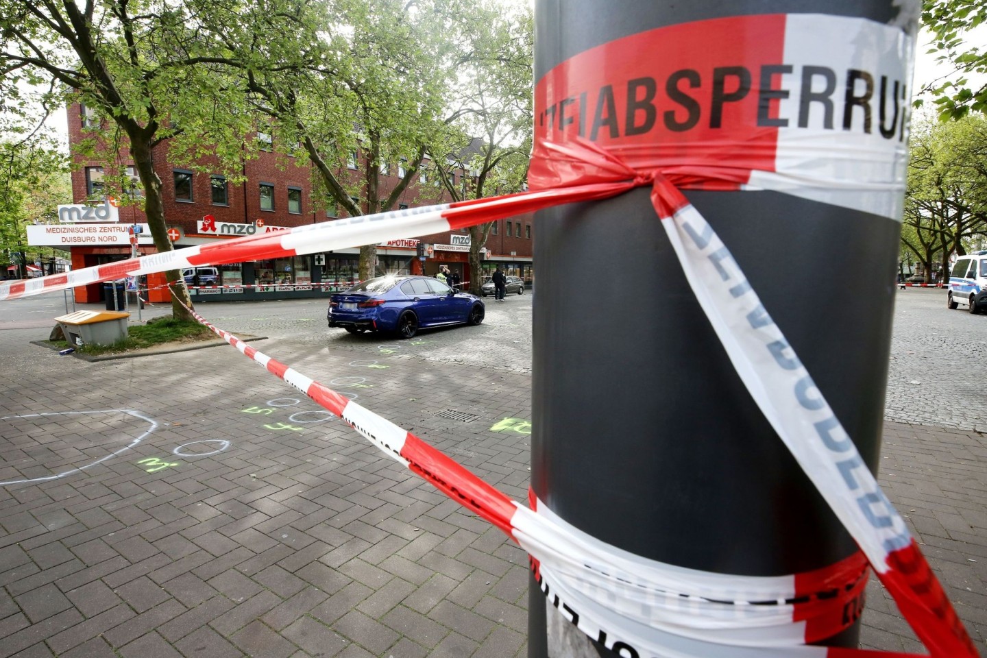 Am Tatort in Duisburg: Bei Schüssen auf offener Straße sind am Mittwoch vier Menschen verletzt worden.