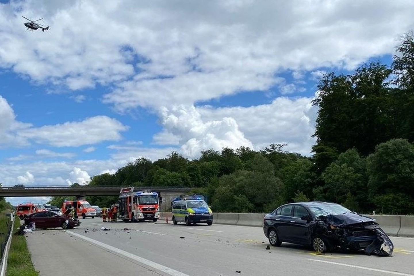 Einsatzkräfte von Polizei, Feuerwehr und Rettungsdienste stehen am Unfallort auf der A4 zwischen den Anschlussstellen Erfurt-Ost und Erfurt-West.