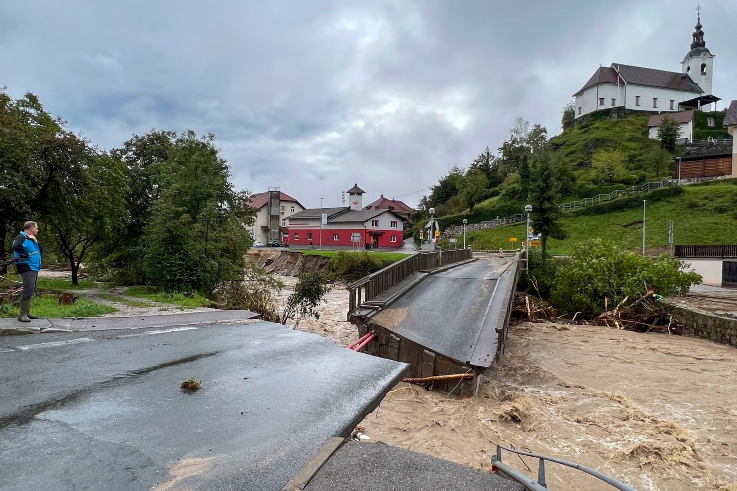 Eine eingestürzte Brücke in der slowenischen Stadt Stahovica. Im Osten des Landes ist nun ein Staudamm gebrochen.