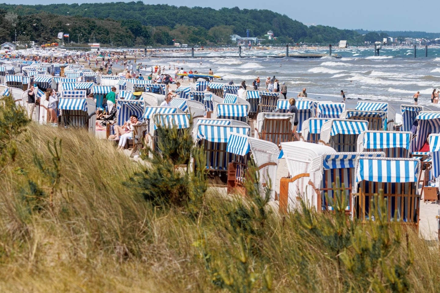 Bei Sonnenschein und starkem Wellengang ist die Wasserkante von Timmendorfer Strand gut besucht.