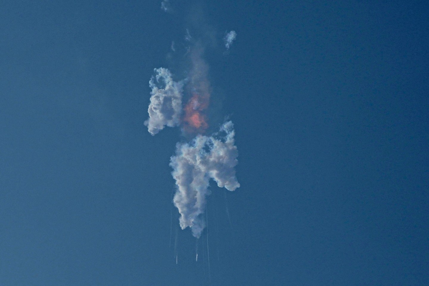 Der erste Testflug des bisher längsten jemals gebauten Raketensystems «Starship» ist wenige Minuten nach dem Start mit einem ungeplanten Auseinanderbrechen zu Ende gegangen.