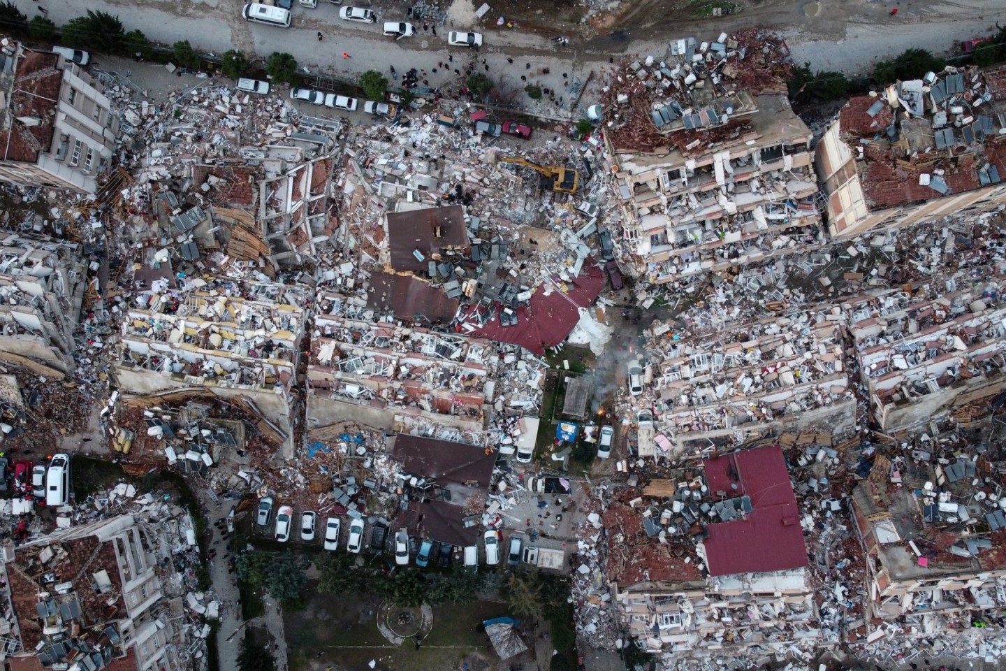 Drohnenaufnahme nach der Katastrophe: Etliche Gebäude im Zentrum von Hatay liegen in Trümmern.