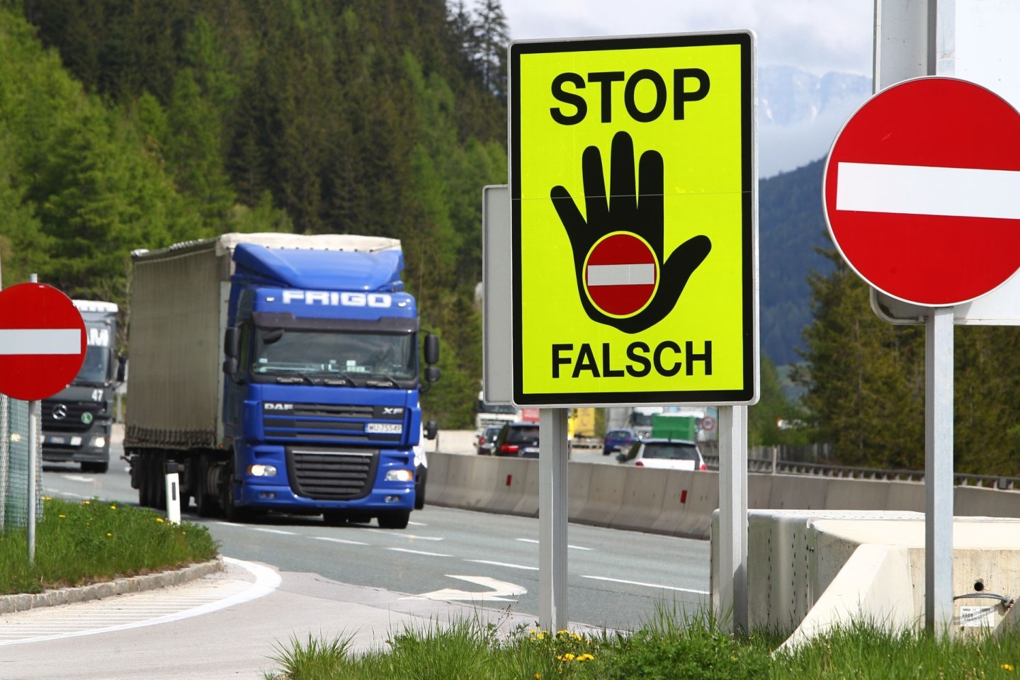Ein Schild warnt auf einer Raststätte an der Brennerautobahn vor dem Befahren der Autobahn in die falsche Richtung.