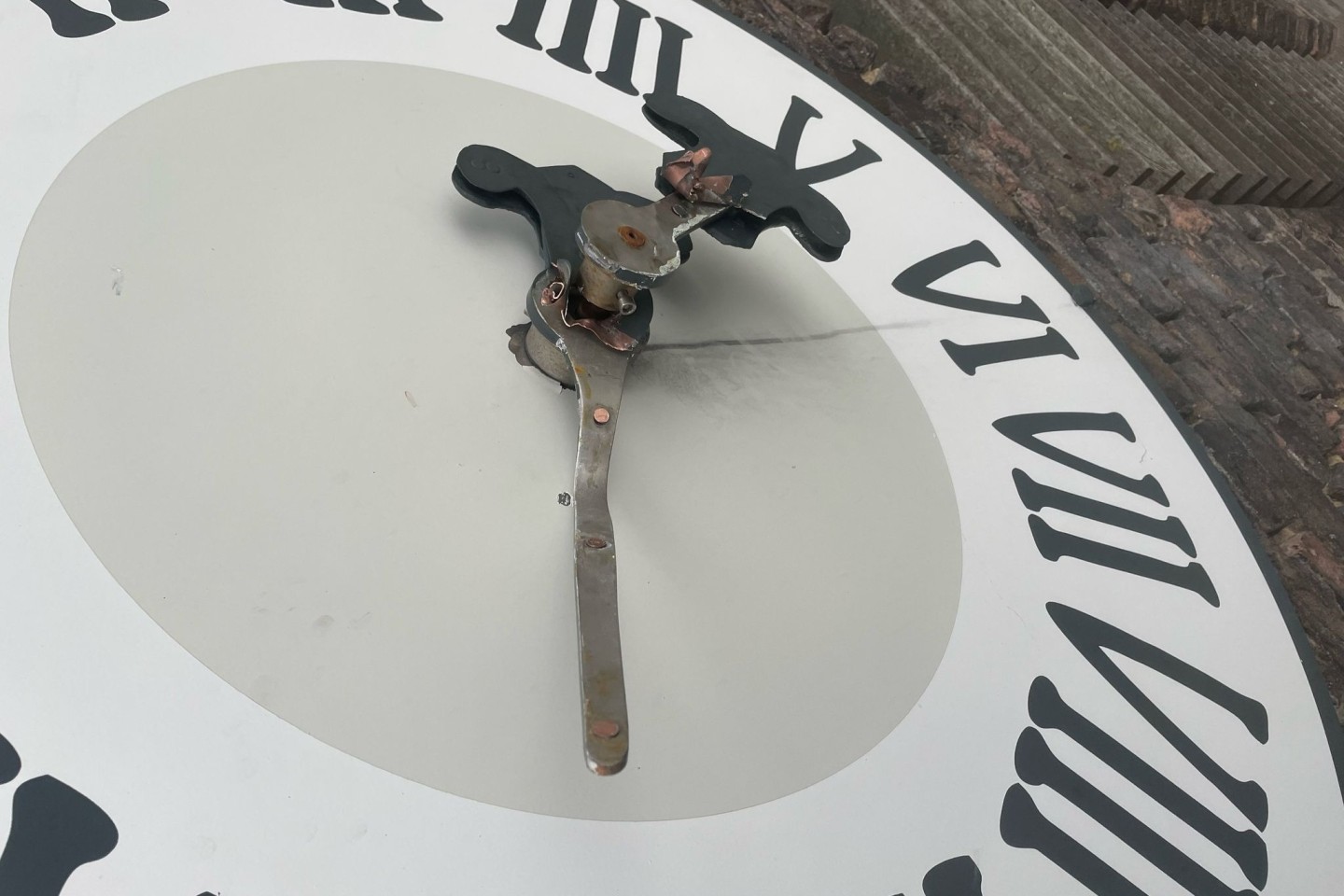 In luftiger Höhe haben Unbekannte in Kranenburg den Stundenzeiger dieser Kirchturmuhr abgebrochen und gestohlen.