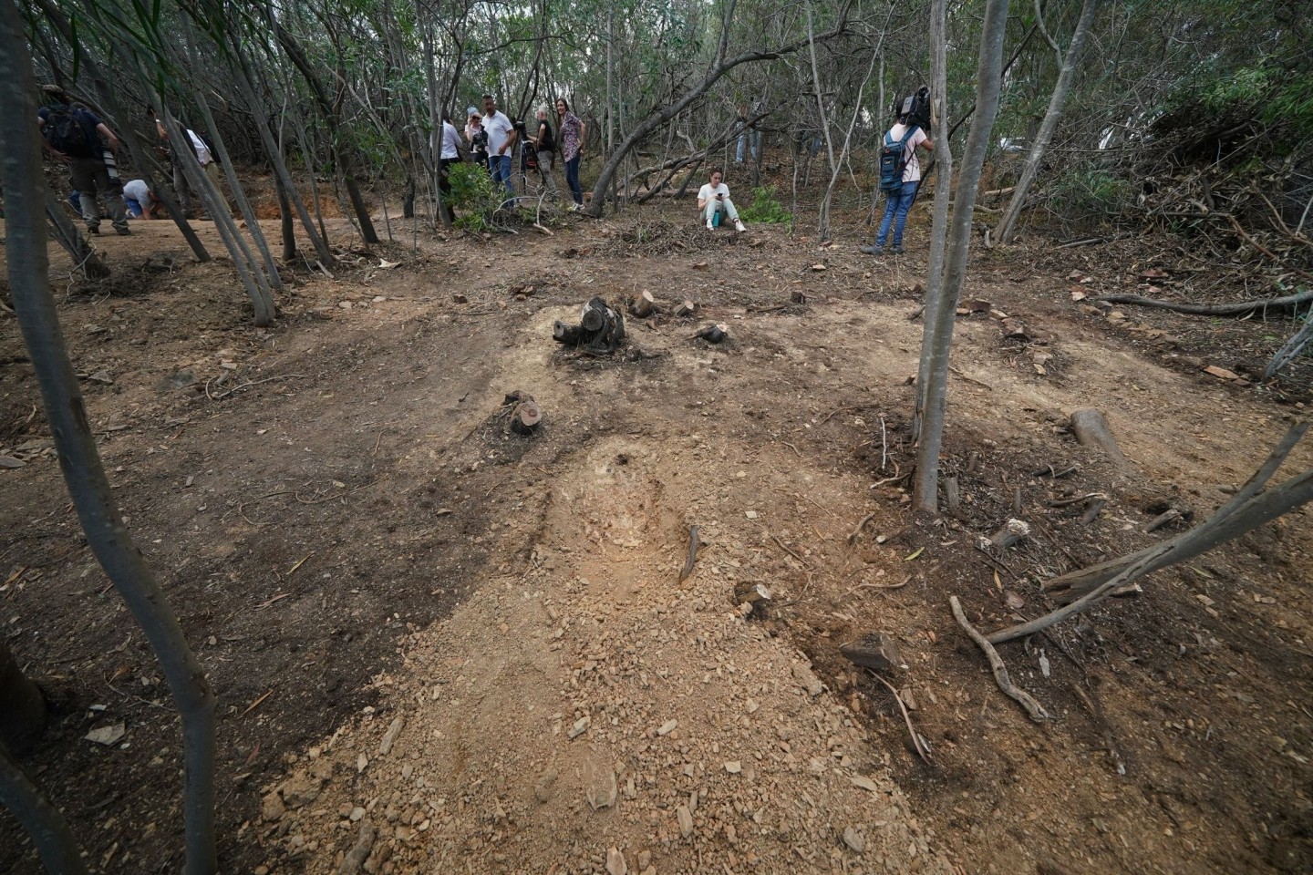 Journalisten stehen in der Nähe des Arade-Stausees in Portugal, wo vor 16 Jahren ein Mädchen spurlos verschwand.