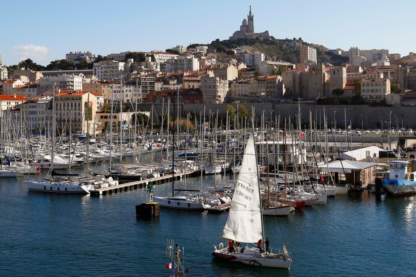 Blick auf den alten Hafen Marseilles, auch bekannt als Vieux-Port. Seit Mitternacht gelten größere Teile Frankreichs als Corona-Hochrisikogebiet.