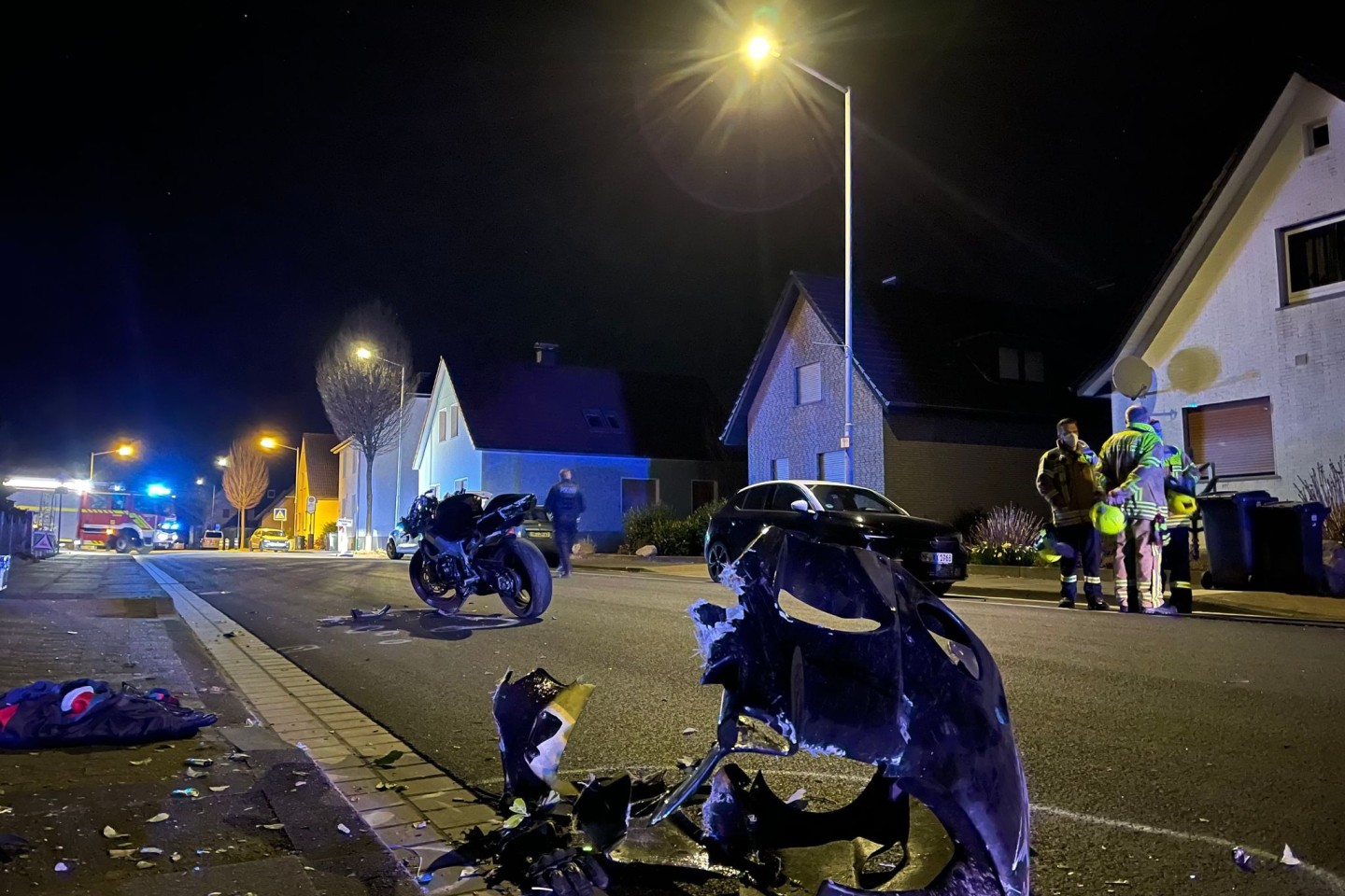 Ein zerstörtes Motorrad liegt in Hiddenhausen auf der Straße. Ein Anwohner wurde bei dem mutmaßlichen Rennen von zwei Motorrädern getötet.
