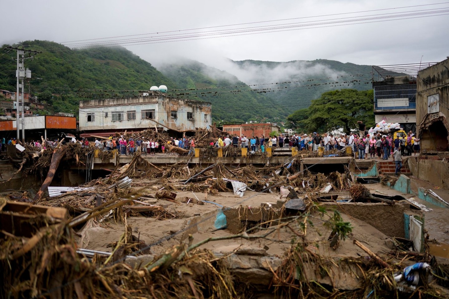 Anwohner betrachten die Schäden in venezolanischen Las Tejerias.