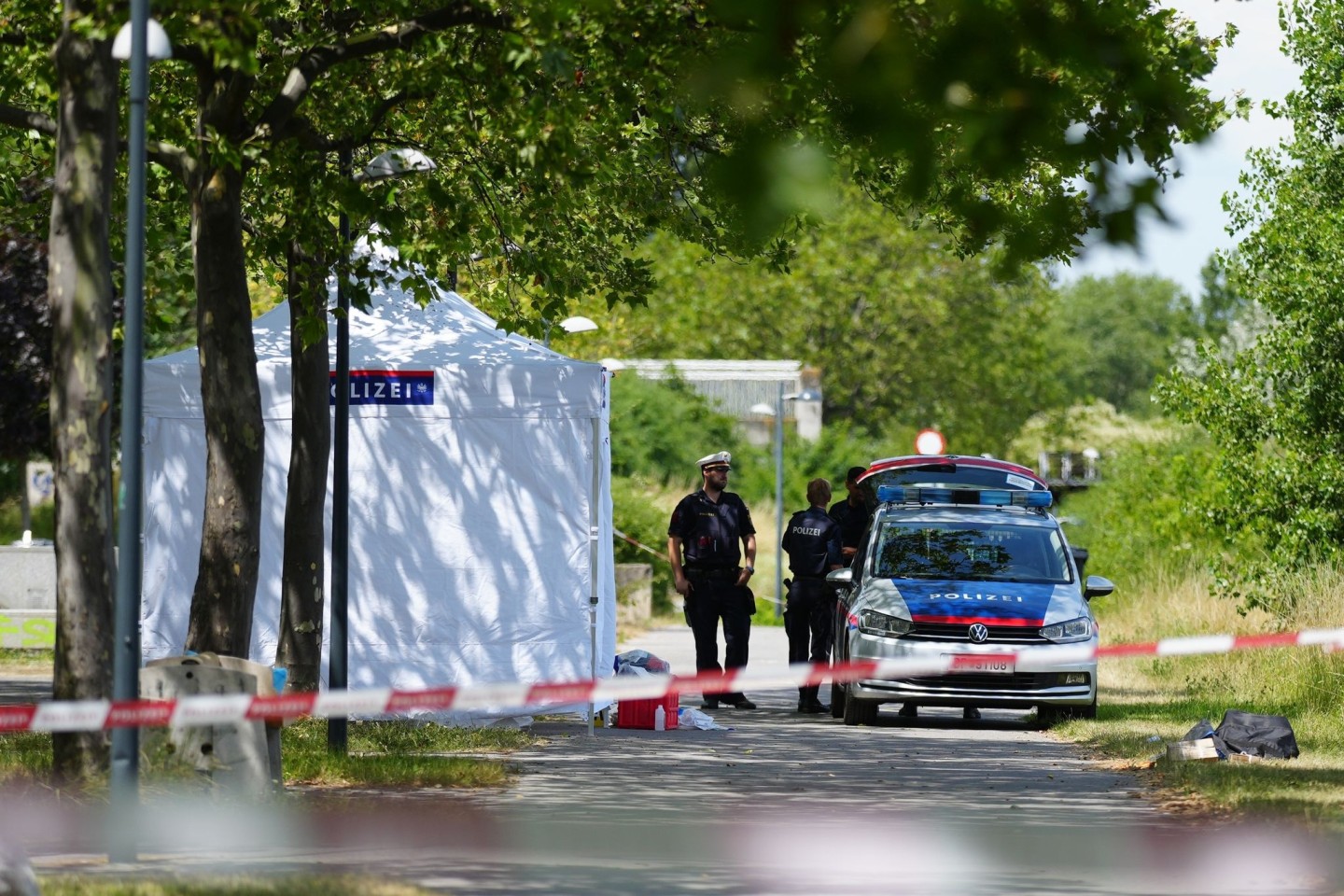 Polizisten im Einsatz: Im Juli wurde ein erstochener Obdachloser auf einer Parkbank an der Donau in Wien-Brigittenau gefunden.
