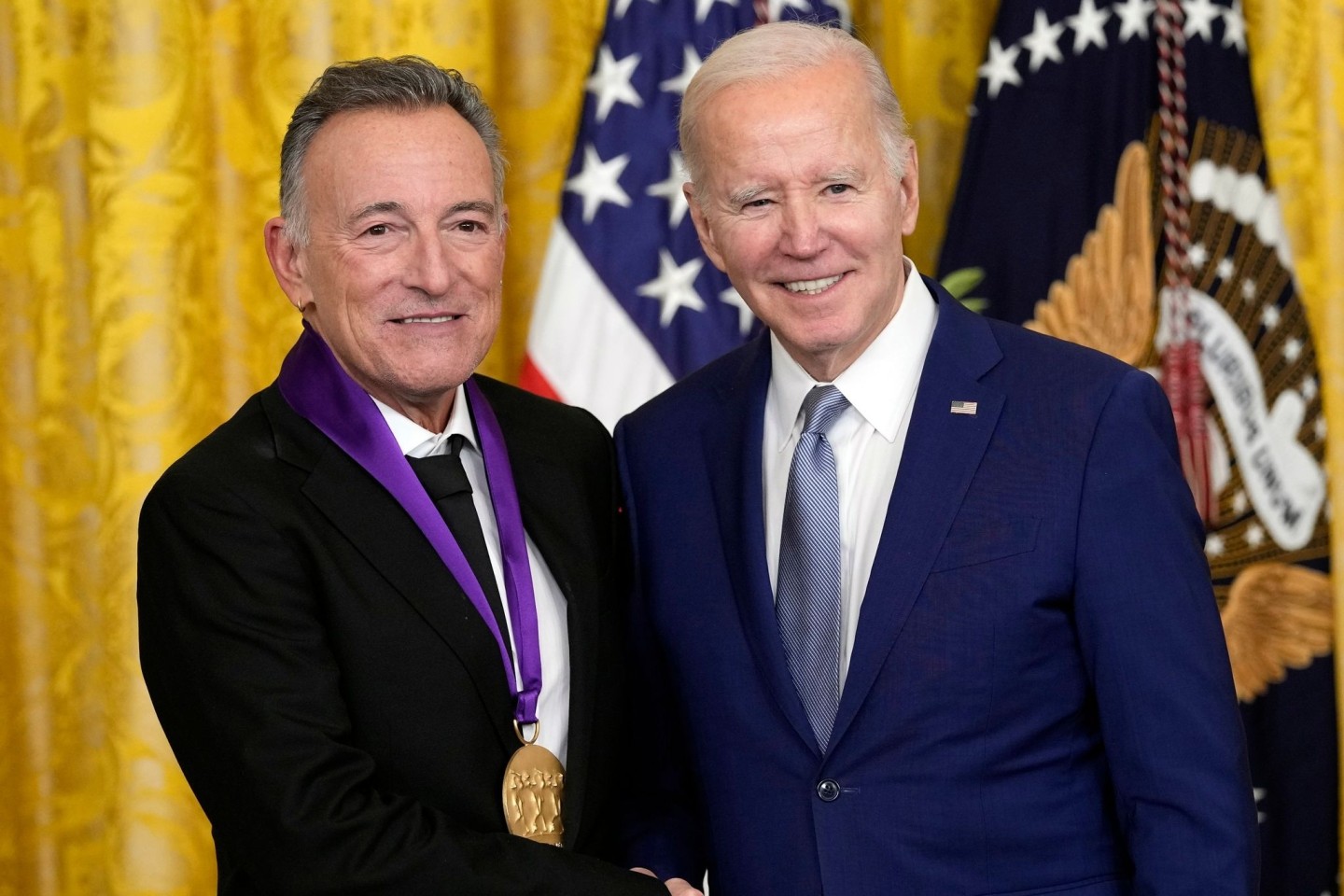 US-Präsident Joe Biden überreicht dem Musiker Bruce Springsteen die National Medal of the Arts.