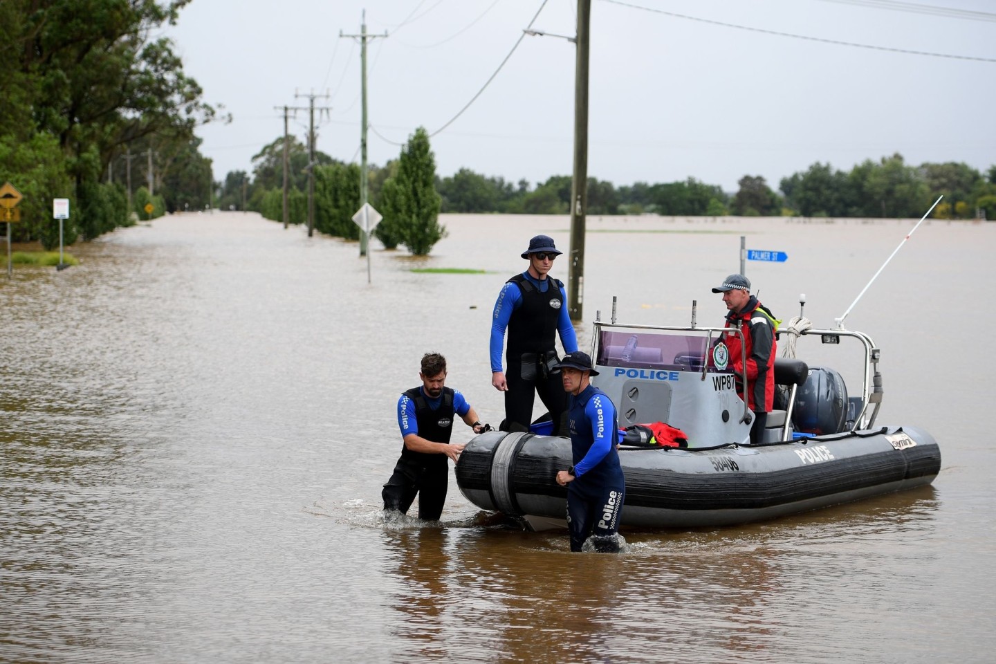 Polizisten In Australien patrouillieren im Hochwasser.