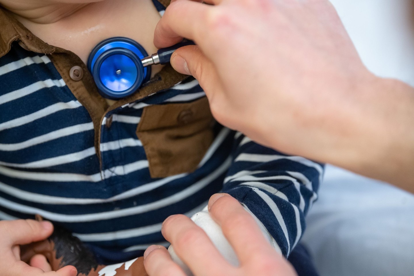 Ein Arzt untersucht ein Kind mit einem Stethoskop. Auffallend viele Kinder machen seit einigen Wochen Atemwegsinfekte durch, die eigentlich erst in den Wintermonaten zu erwarten sind. Betro...