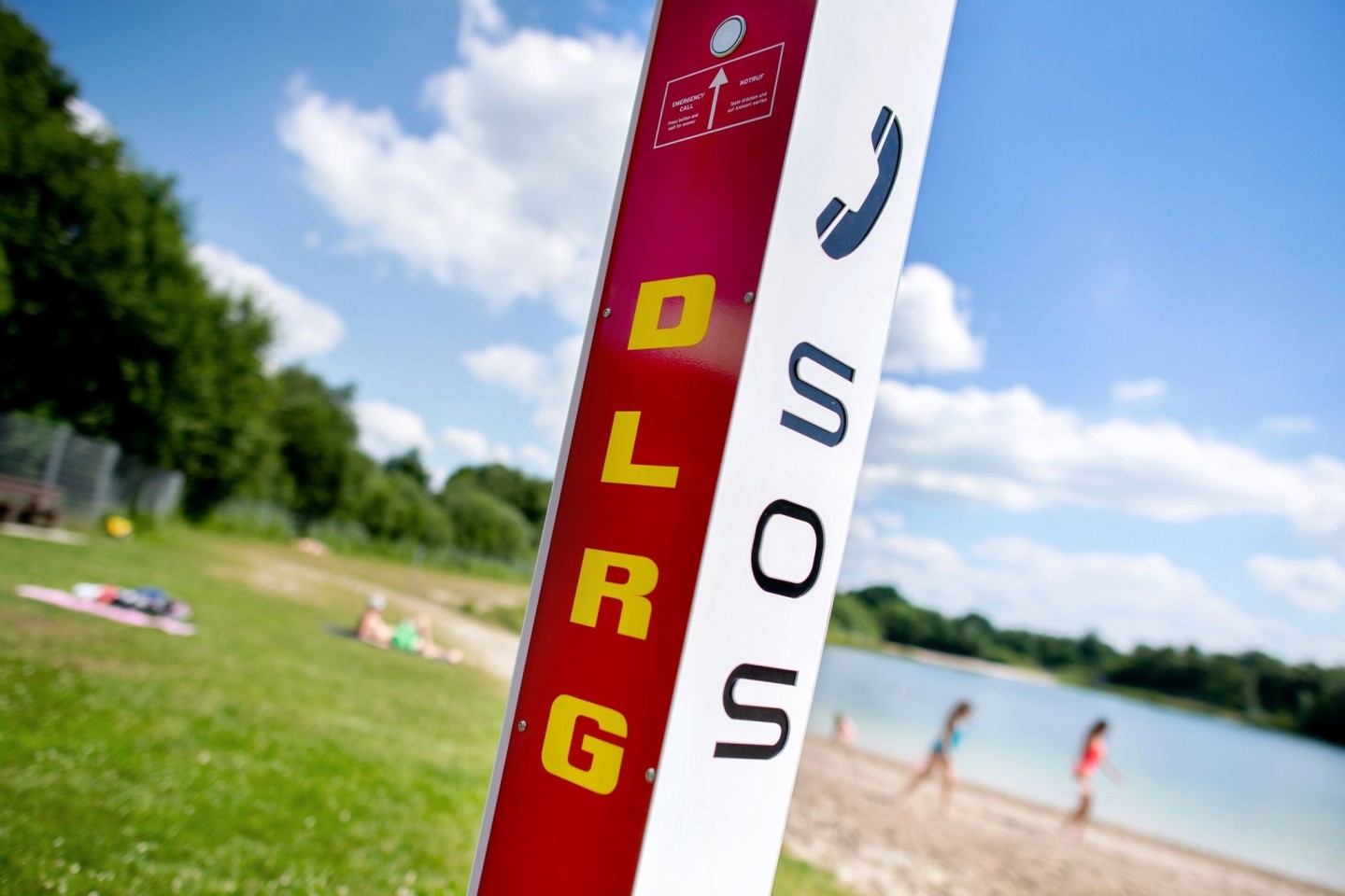 Eine Notrufsäule der DLRG steht an einem Badesee im Ortsteil Veenhusen in Niedersachsen.