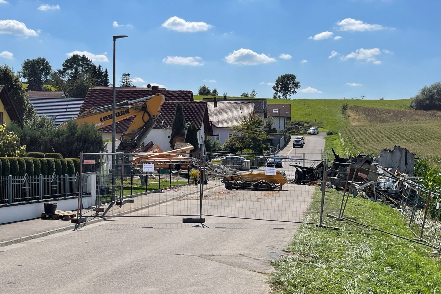 Zwischen der Explosion einer Doppelhaushälfte in Bayern am Donnerstag und einem Brand in einer leerstehenden Wohnung in Sachsen vermuten die Ermittler einen Zusammenhang.