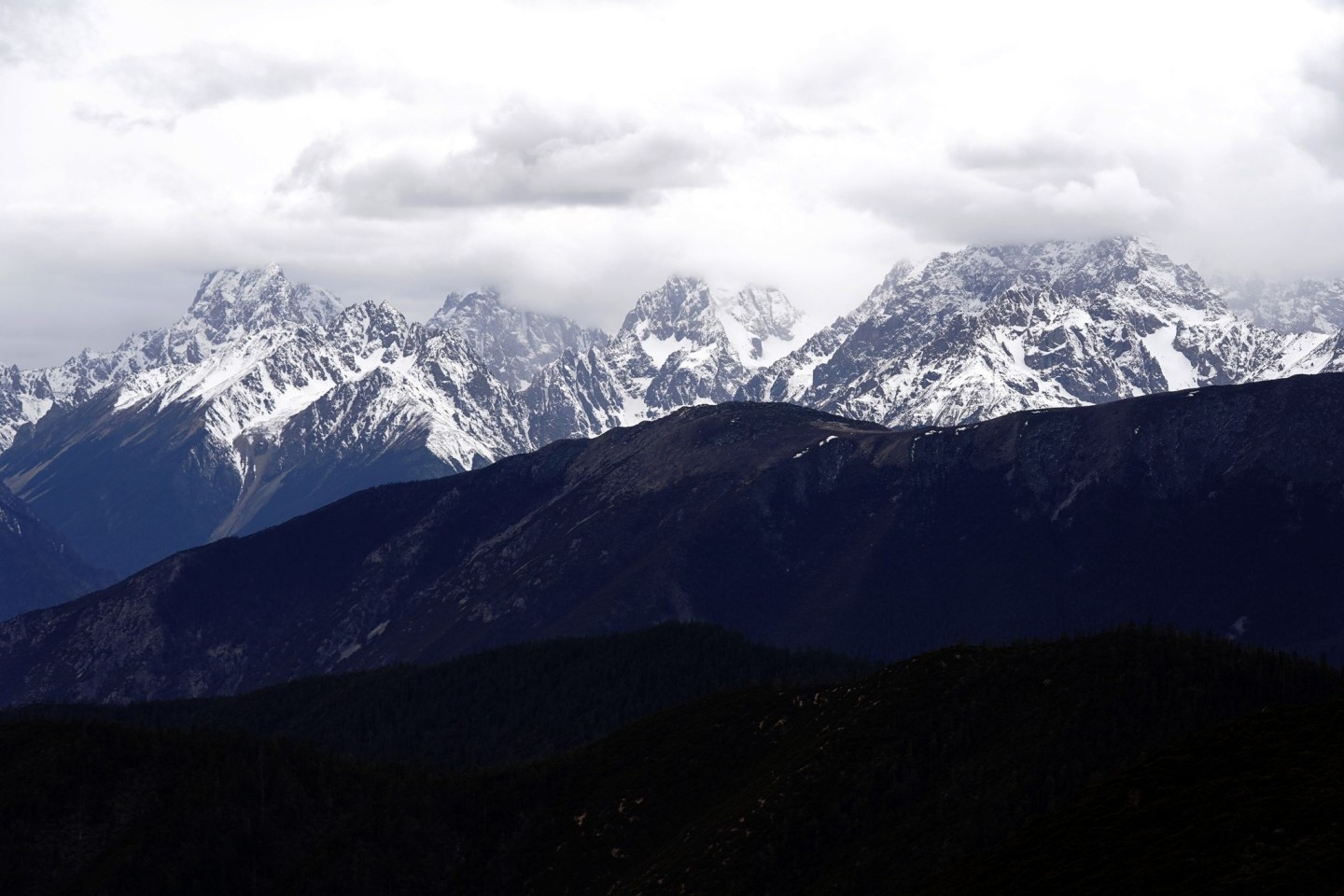 Ein Gebirgszug in Tibet überzogen von Schnee (Symbolbild).
