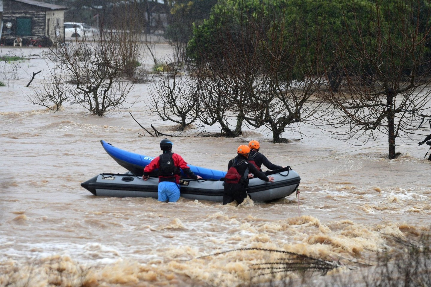 Helfer bereiten sich mit einem Schlauchboot auf die Rettung von Opfern einer Unwetterfront in Chile vor.