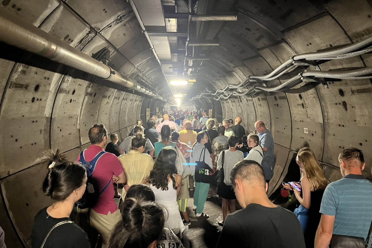 Nach der Zug-Panne mussten Passagiere im Tunnel ihre Wagen verlassen und wurden zu Fuß durch den Nottunnel begleitet.